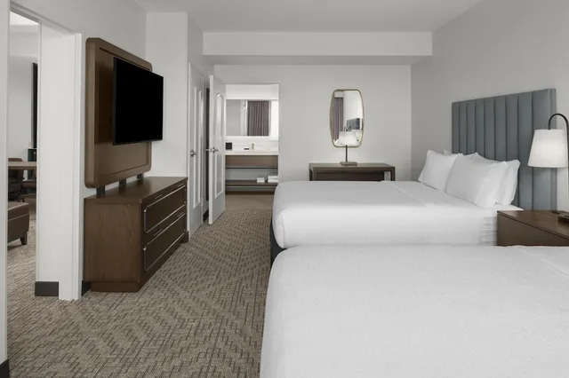 جناح بسريرين كوين مع أريكة بمطبخ صغير، Embassy Suites by Hilton Tuscaloosa Alabama Downtown 1/6