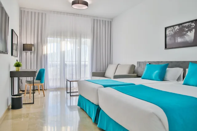 غرفة بريميوم بسريرين منفصلين بإطلالة على المرفأ بشرفة، Moon Hotel Spa 1/9