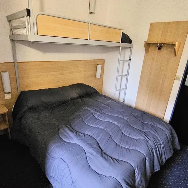 غرفة ثلاثية بسرير مزدوج وسرير بطابقين، Mister Bed Lille Lomme Hotel 1/4
