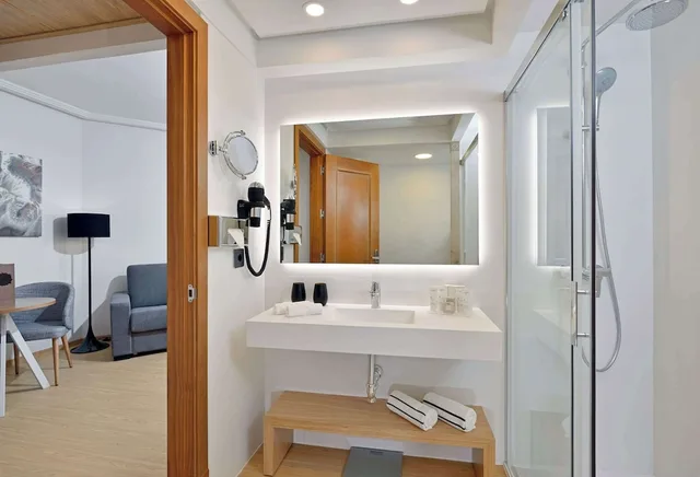 The Level, Suite, King Bed, Sea View, Sofa، Melia Atlantico Isla Canela 2/2