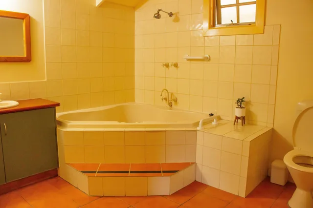 Spa, Cottage, Queen and Twin Beds، Kalimna Woods Cottages 8/10