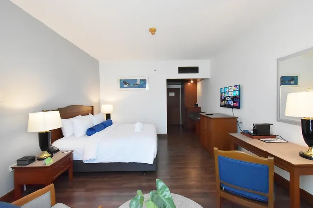 Premier, King and Twin Beds, Sky View، Century Park Hotel 4/6