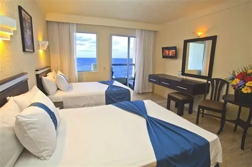 غرفة بسريرين منفصلين بإطلالة على البحر، Aquamarina Beach Hotel Cancun 1/2