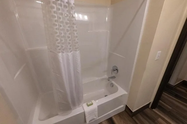 غرفة ديلوكس بسرير كينج، Cobblestone Hotel & Suites-Sheldon 3/3