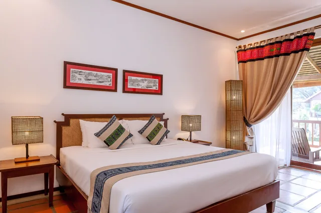 غرفة ديلوكس بسرير كينج بإطلالة على الجبل، Riverside Boutique Resort Vang Vieng 1/8