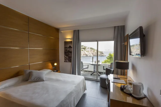 غرفة ديلوكس مفردة بإطلالة على البحر، Palladium Hotel Cala Llonga - Adults Only 1/2