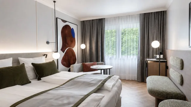 Renovated, King Bed, City View, Top Floor، Crowne Plaza Berlin City Centre Ku damm 1/4