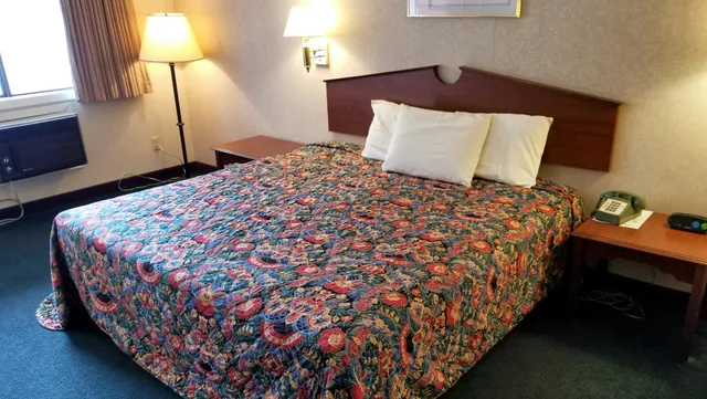 غرفة بسرير كينج لذوي الإعاقة، KEYSTONE BOARDWALK INN AND SUITES 1/4