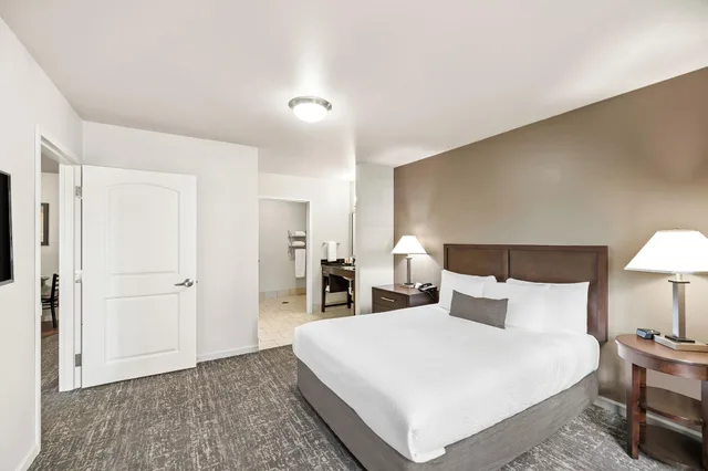 Suite, Queen Bed, Kitchen, Accessible, Ledgestone Hotel 2/3