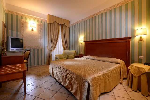 غرفة ثلاثية، Hotel Golden 1/3