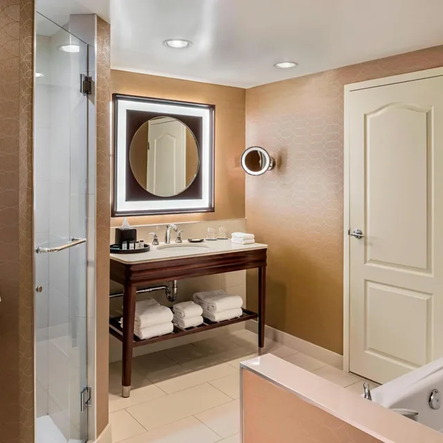 جناح ديلوكس ركني بسرير كينج مع أريكة، Sheraton Suites Calgary Eau Claire 4/5