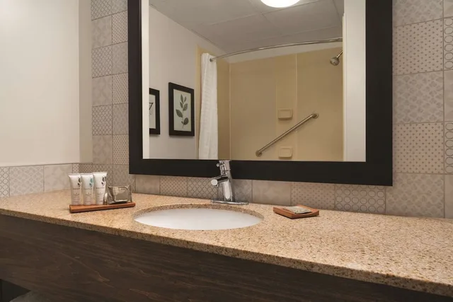 1 Bedroom, Suite, King Bed, Sofa, Country Inn & Suites By Radisson Grand Rapids East Mi 3/4