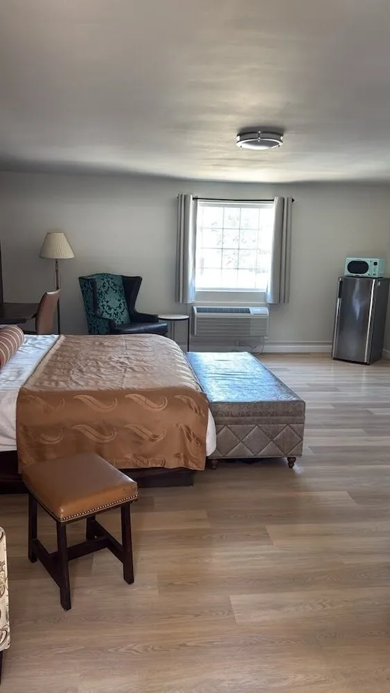 غرفة قياسية بسرير كينج يُسمح فيها بالحيوانات الأليفة، Fairbridge Inn And Suites 1/2