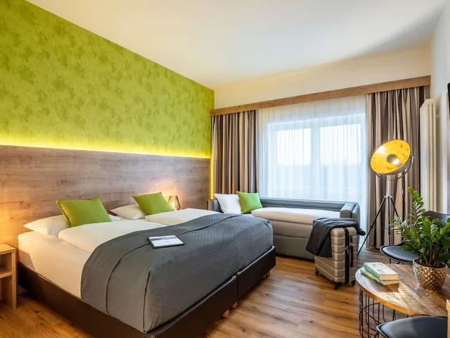 غرفة عصرية عائلية بسريرين منفصلين بإطلالة على المدينة مع أريكة، Mercure Hotel Bad Oeynhausen City 2/3