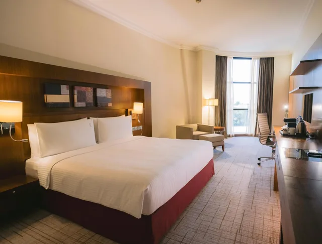 غرفة بريميوم بسرير كينج بإطلالة على المدينة، Holiday Inn Abu Dhabi Hotel 1/5