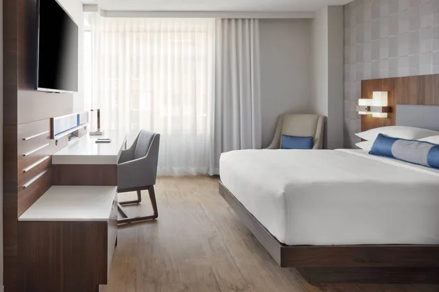 غرفة ديلوكس بسرير كينج، DELTA HOTELS BY MARRIOTT TROIS RIVIERES CONFERENCE CENTRE 5/10