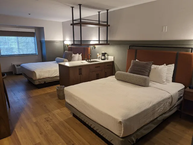 جناح جونيور، RIVER CANYON LODGE 1/2