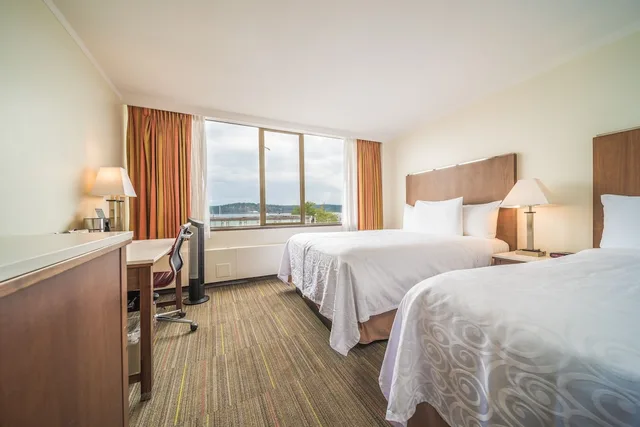 Coast, Tower, Comfort, 2 Queen Beds، Coast Discovery Inn and Marina 3/3