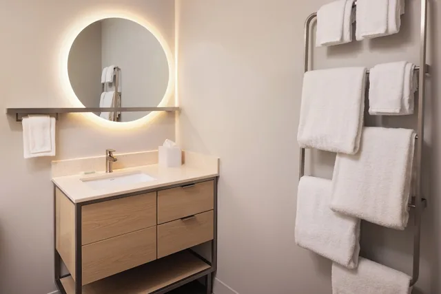 جناح استوديو بسرير كينج بغرفة نوم واحدة مع أريكة لذوي الإعاقة، TownePlace Suites by Marriott Mankato 6/7