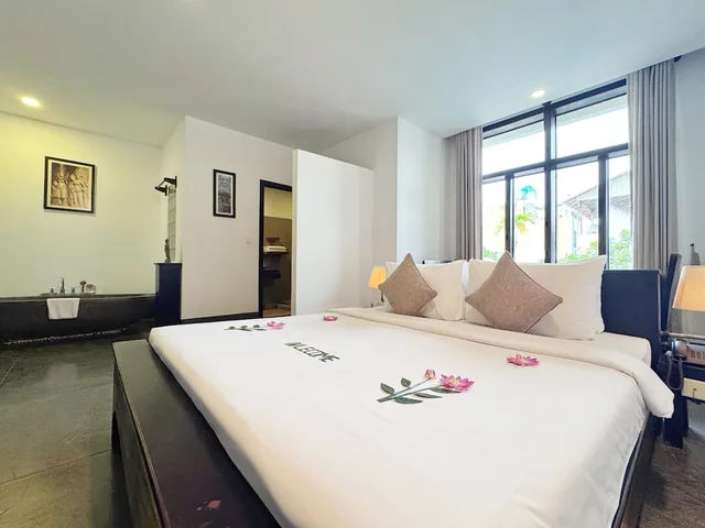 غرفة ديلوكس بسرير كينج بإطلالة على المسبح بشرفة، The Bliss Angkor 5/10