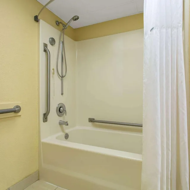 غرفة بسرير مزدوج لذوي الإعاقة، Days Inn by Wyndham Hillsborough 7/8