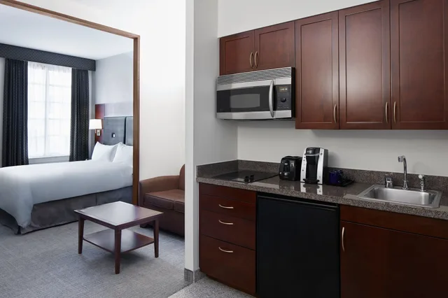 جناح بسرير كوين بمطبخ صغير، Club Quarters Hotel Downton Houston 5/6