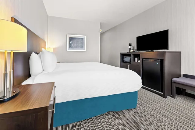 غرفة قياسية بسرير كينج بمطبخ صغير، Best Western Plus Airdrie Gateway 2/5