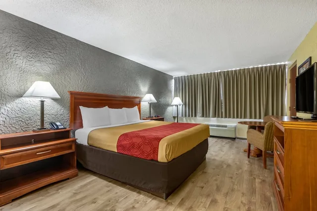 غرفة قياسية بسرير كينج، Econo Lodge Broken Arrow 3/10