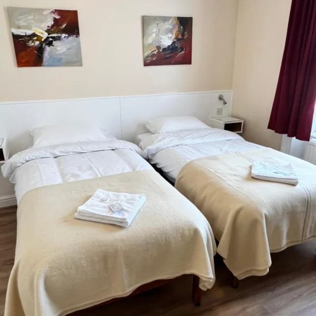 غرفة بسريرين منفصلين بحمام خاص، Melbourne House 1/10