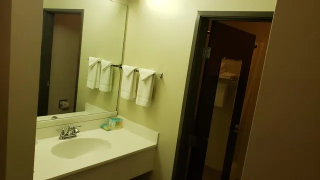 جناح بسريرين كوين بحوض استحمام لذوي الإعاقة، Travelodge by Wyndham Carlsbad NM 2/2