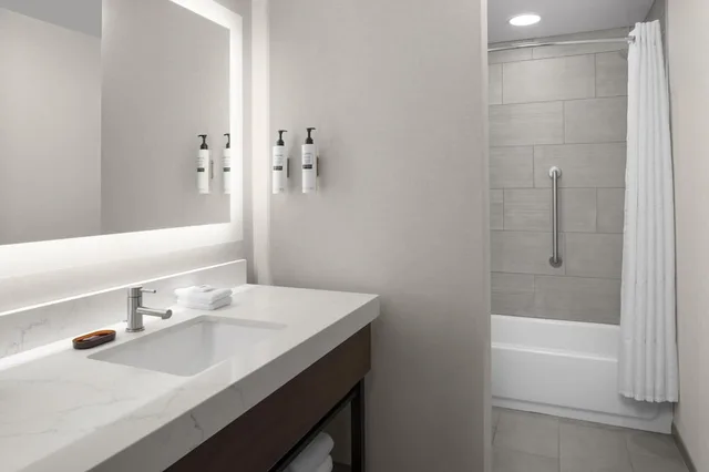 جناح بسريرين كوين مع أريكة بمطبخ صغير، Embassy Suites by Hilton Tuscaloosa Alabama Downtown 4/6