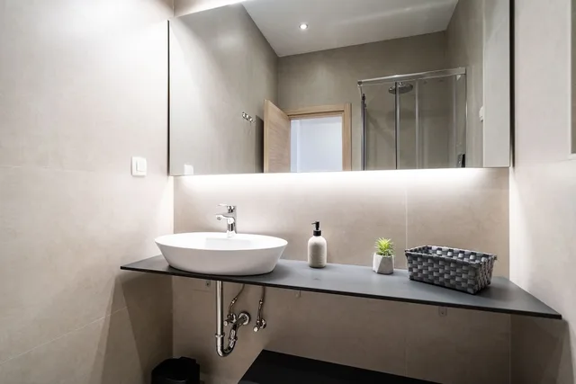 شقة بسرير مزدوج بشرفة بغرفة نوم واحدة مع أريكة في الطابق الأرضي، Bacan Serviced Apartments 9/10