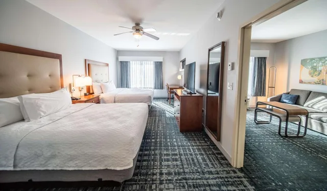 جناح بسريرين كوين بغرفة نوم واحدة مع أريكة، Homewood Suites By Hilton Rochester Mayo Clinic Area Saint Marys 1/2