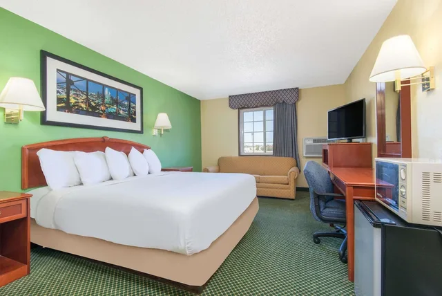 Standard, King Bed, Days Inn By Wyndham Great Bend 1/2