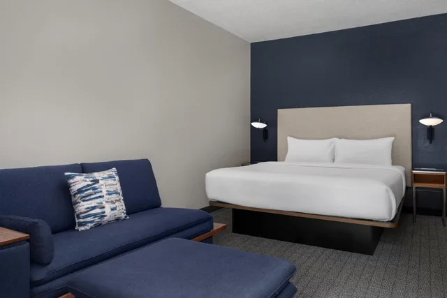 غرفة قياسية بسرير كينج مع أريكة لذوي الإعاقة، Courtyard by Marriott Birmingham Hoover 4/10
