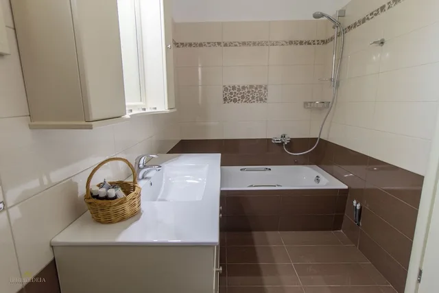 شقة ديلوكس بسرير مزدوج وسريرين منفصلين بإطلالة على البحر، Iphimedeia Apartments Suites 4/5