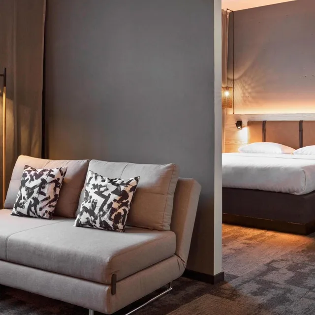 غرفة كبيرة بسرير كينج وسرير كوين مع أريكة، MOXY DUESSELDORF SOUTH 1/3