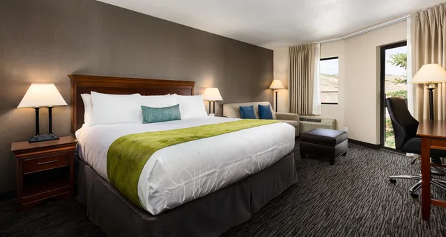 غرفة قياسية بسرير كينج مع أريكة، Best Western Plus Landmark Inn 3/6
