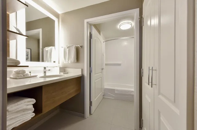 جناح بسرير كينج بغرفة نوم واحدة بمطبخ، Staybridge Suites Waterloo - St. Jacobs Area 5/6