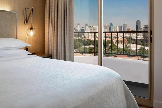 جناح بسرير كينج بشرفة مع أريكة، Sheraton Suites Market Center 2/4