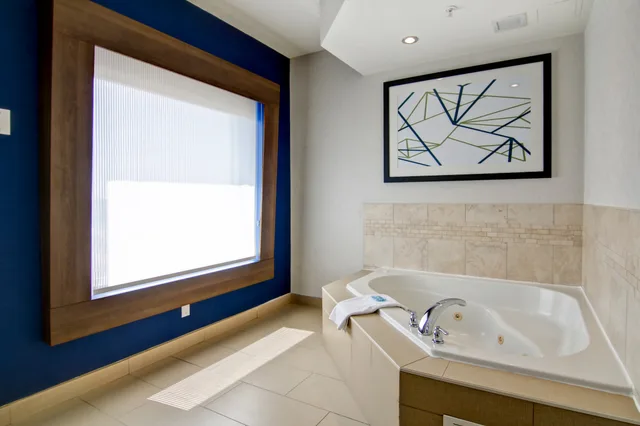 Spa, Executive, Suite, King Bed، Holiday Inn Express Hotel & Suites Toronto Markham 6/8