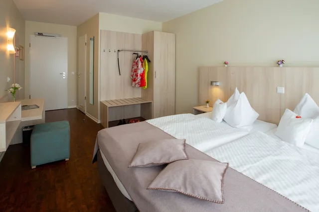 غرفة بسريرين منفصلين، Stadthaushotel Hamburg - Inklusionshotel 2/4