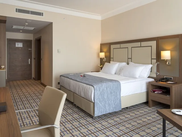 غرفة ديلوكس بسرير كينج بإطلالة على البحر، Ramada Plaza by Wyndham Rize 4/6