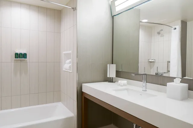 جناح بسريرين كوين مع أريكة، Courtyard by Marriott Baltimore Downtown/McHenry Row 3/4