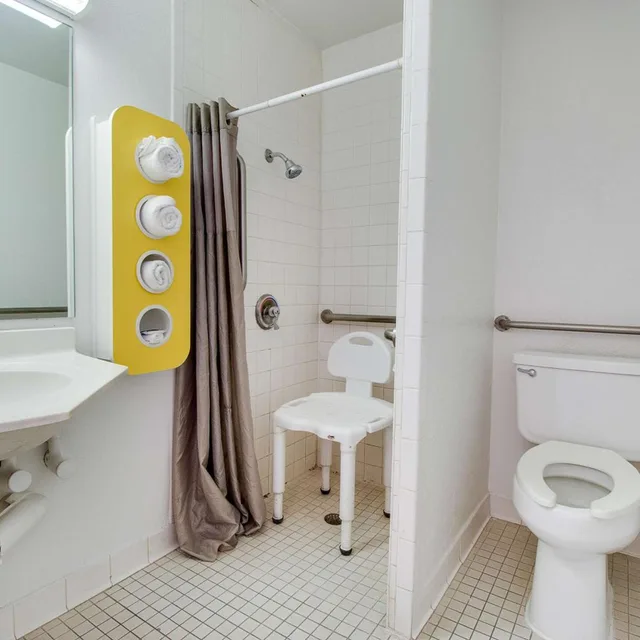 غرفة بسرير مزدوج لذوي الإعاقة، Motel6 Phoenix, AZ - East 8/10