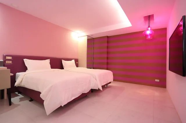 Standard, Twin Beds, No Window, The Fantasy Apartment 2/2