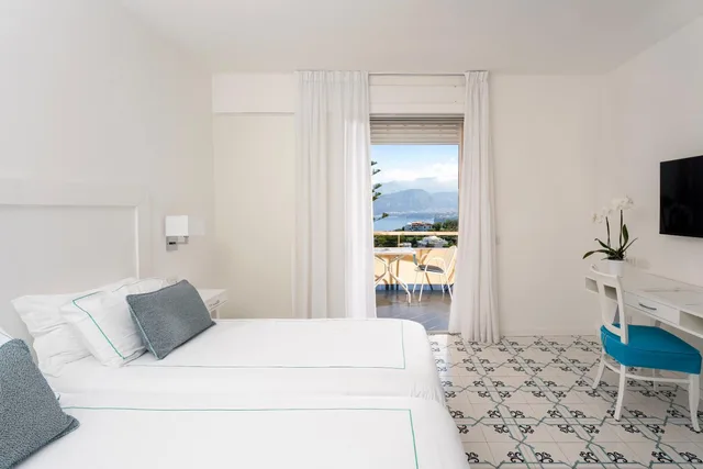 Superior, Double or Twin Bed, Sea View, Grand Hotel Vesuvio Sorrento 2/4
