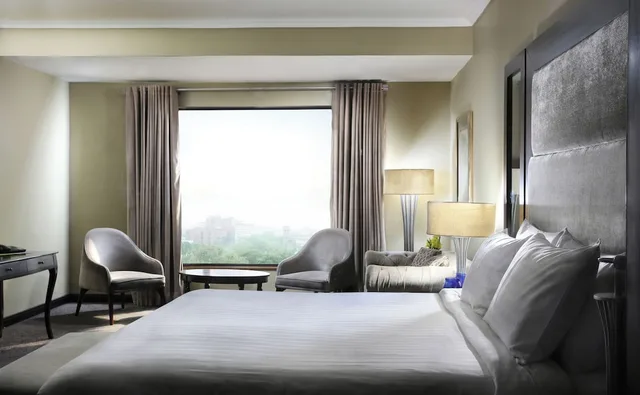 غرفة كلاسيكية بسرير كوين، Four Points by Sheraton Lahore 3/4