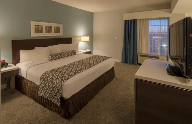 Standard, King Bed, Crowne Plaza Suites Pittsburgh South 1/2