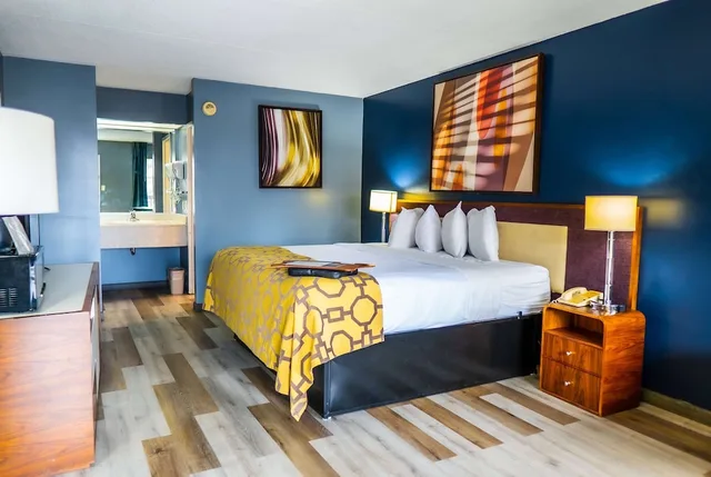 غرفة قياسية بسرير كينج، Baymont by Wyndham London KY 6/10
